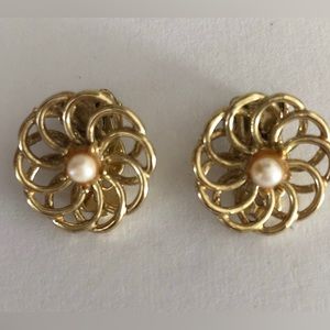 Vintage Gold Toned and Pearl Clip On Earrings